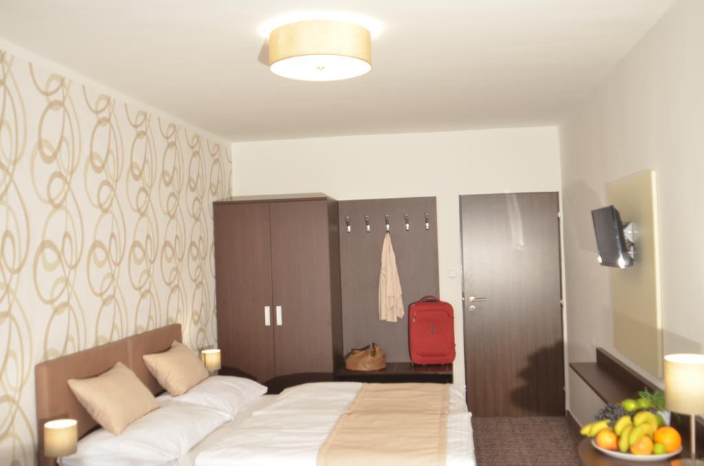 Hotel Atlas Бенешов Экстерьер фото