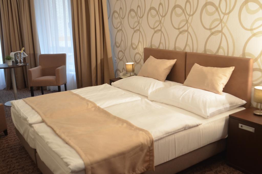 Hotel Atlas Бенешов Экстерьер фото